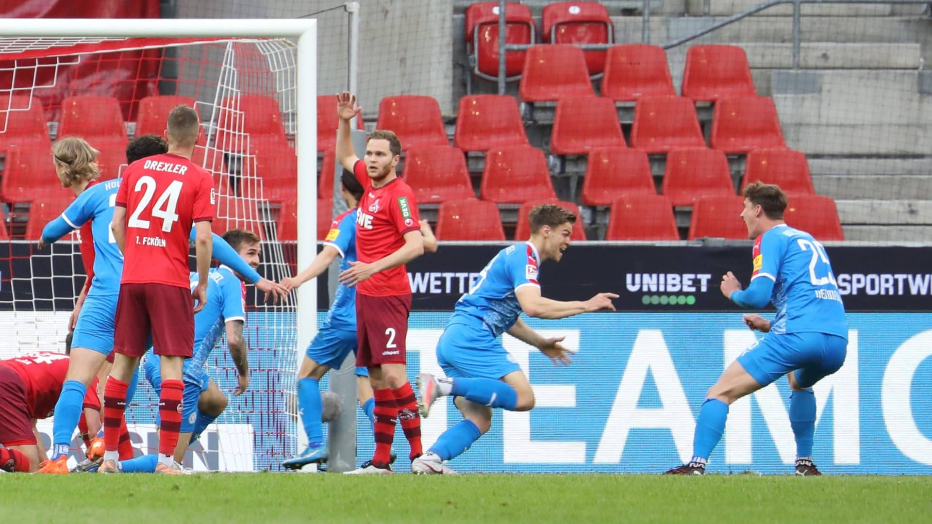 Simon Lorenz feiert seinen Treffer in Köln