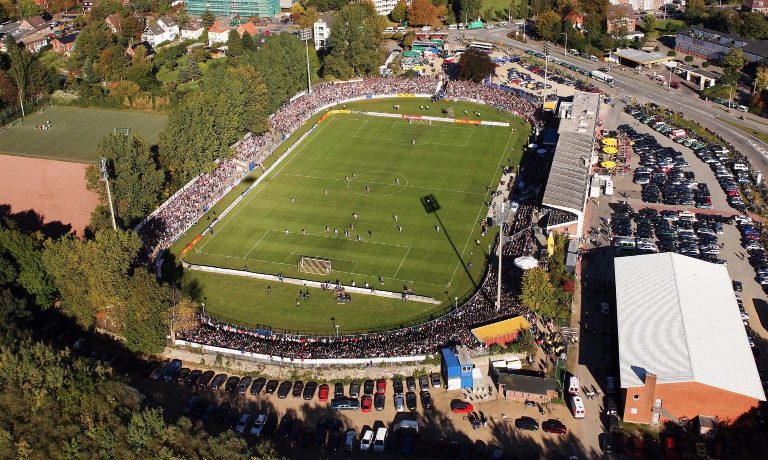 Das mit 13.500 Plätzen ausverkaufte Holstein-Stadion in 2005 bei einem Punktspiel in der Regionalliga Nord gegen den FC St.Pauli