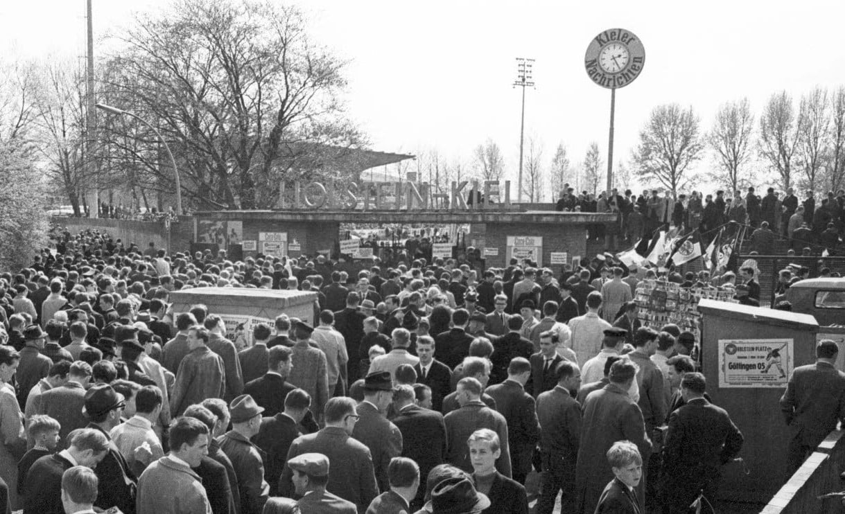 Im Holstein-Stadion 17.000 Zuschauer strömen 1967 ins Stadion.