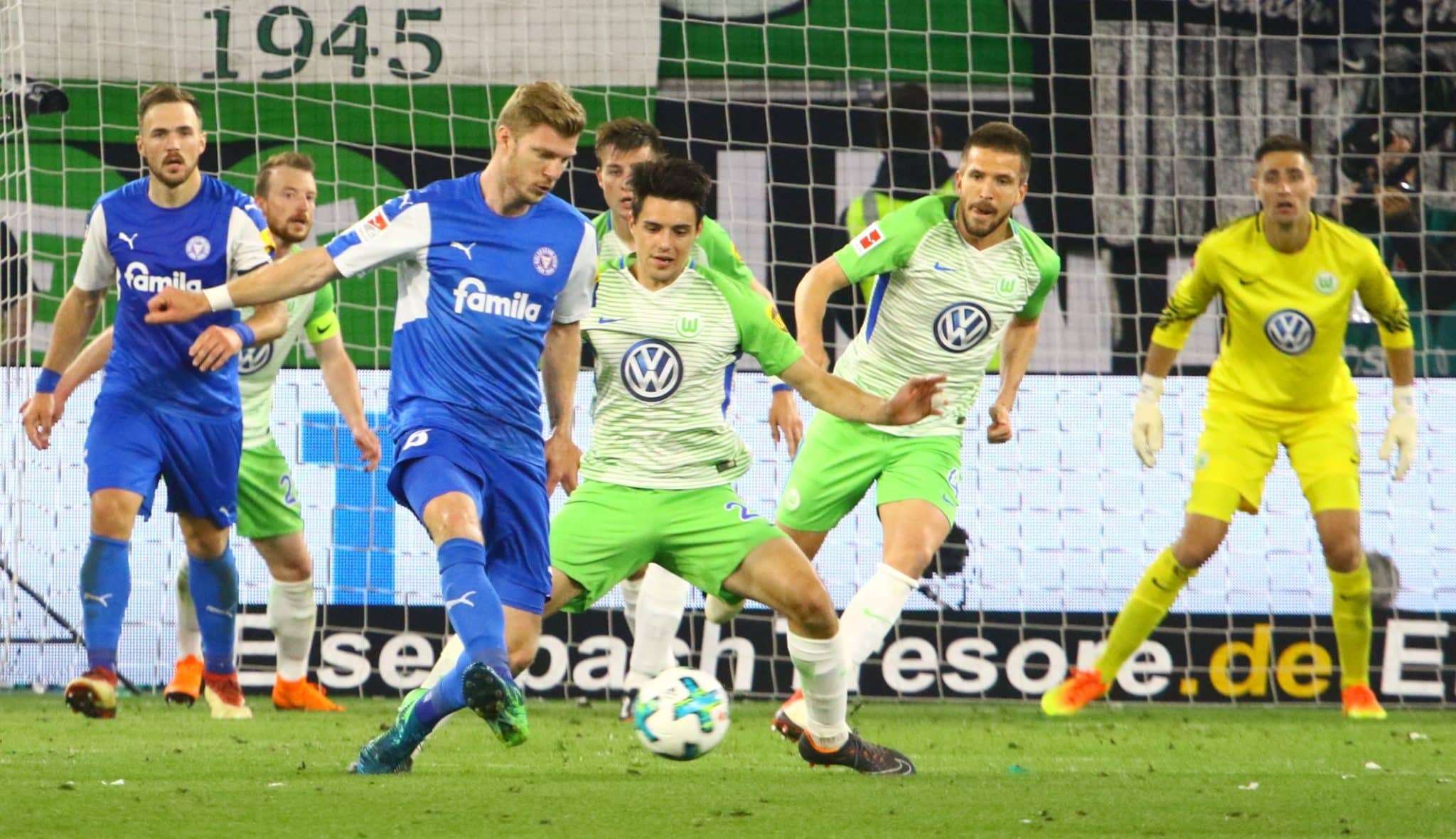 Alexander Mühling auswärts am 17 Mai 2018 in der Relegation gegen Wolfsburg.