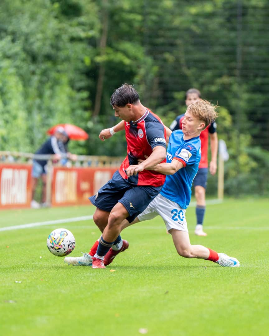 Holstein Kiel U19 Spieler am Ball gegen Hansa Rostock 02