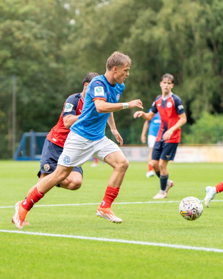 Holstein Kiel U19 Spieler am Ball gegen Hansa Rostock 01