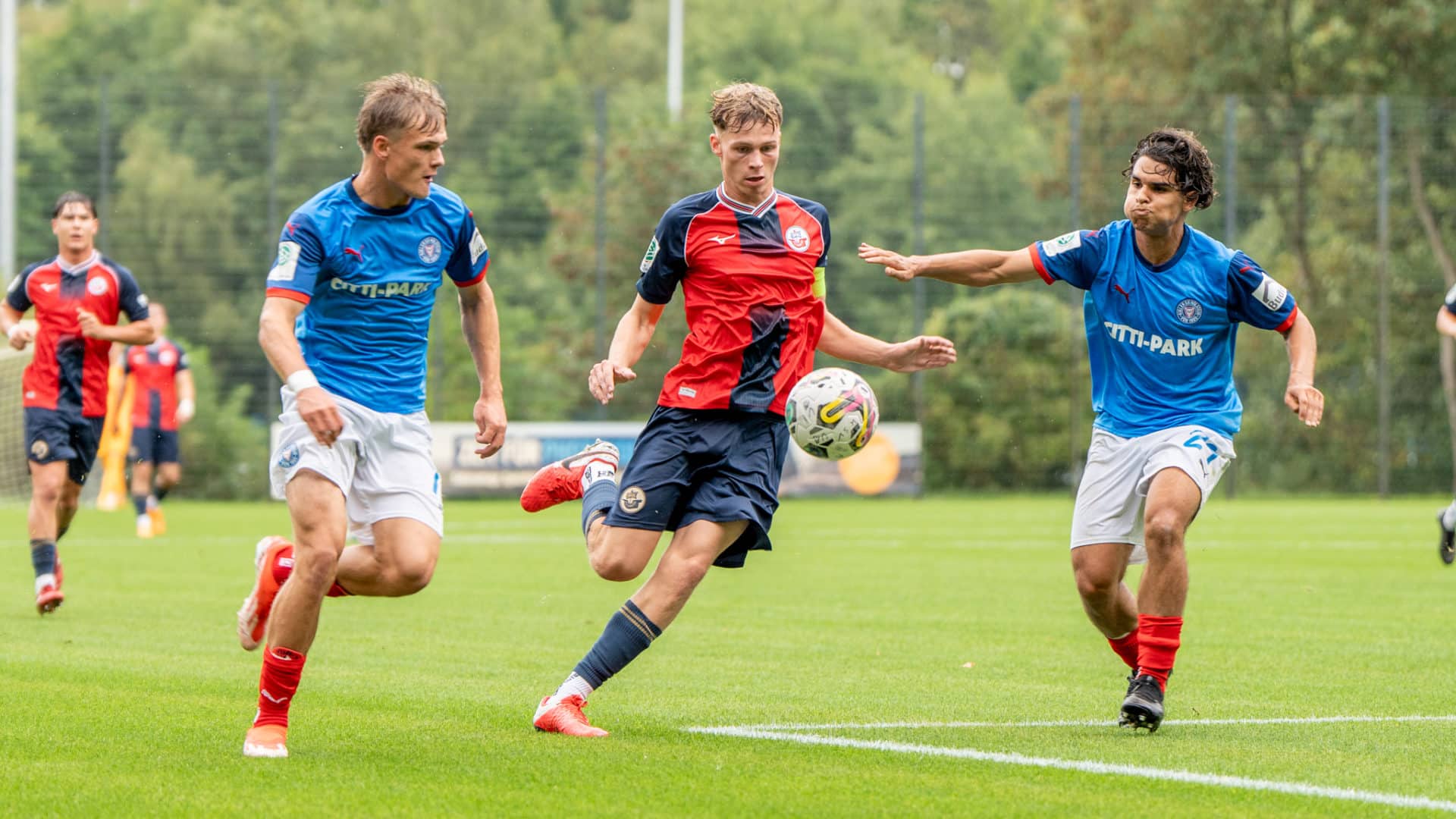 Holstein Kiel U19 Spieler am Ball gegen Hansa Rostock 09