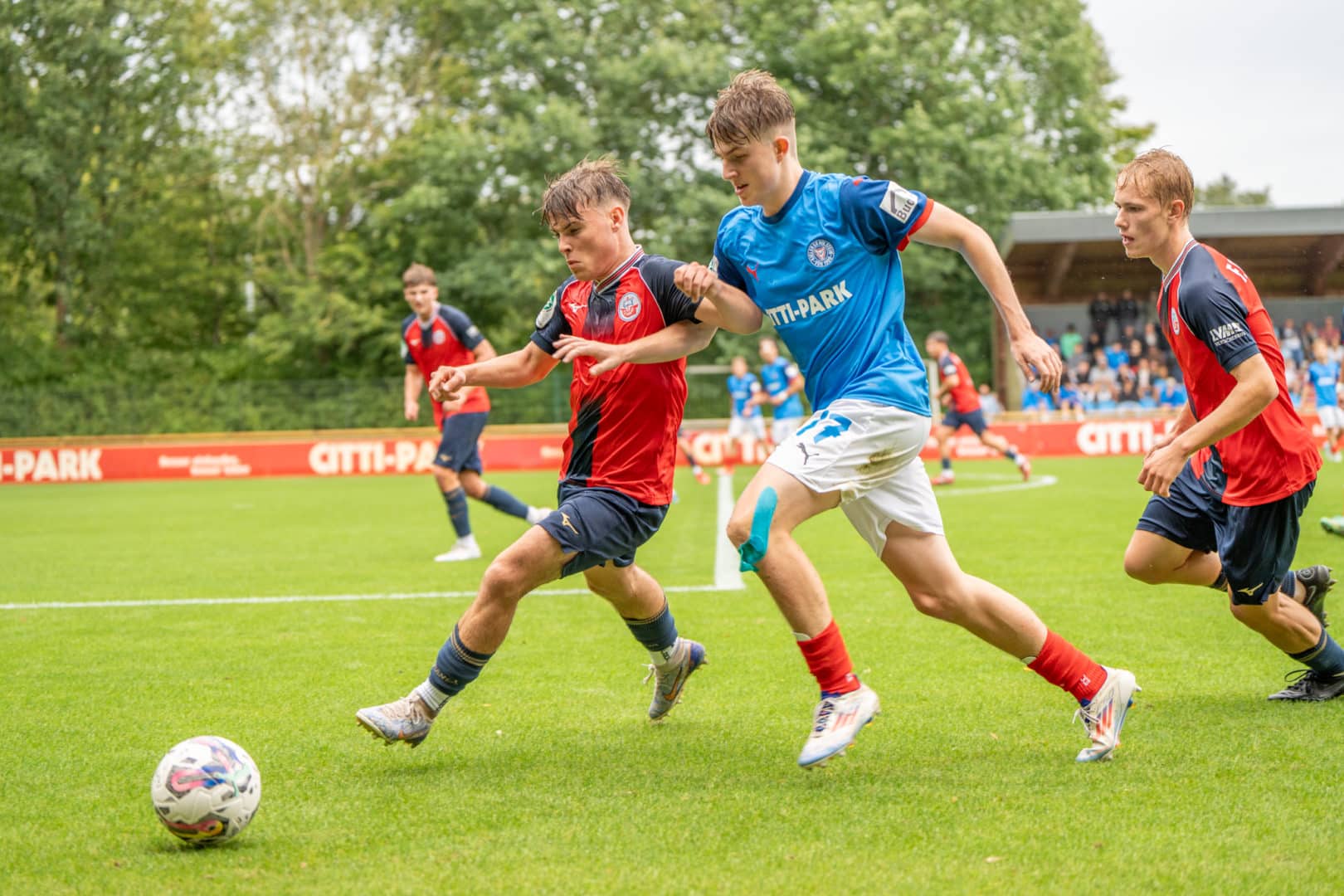 Holstein Kiel U19 Spieler am Ball gegen Hansa Rostock 04