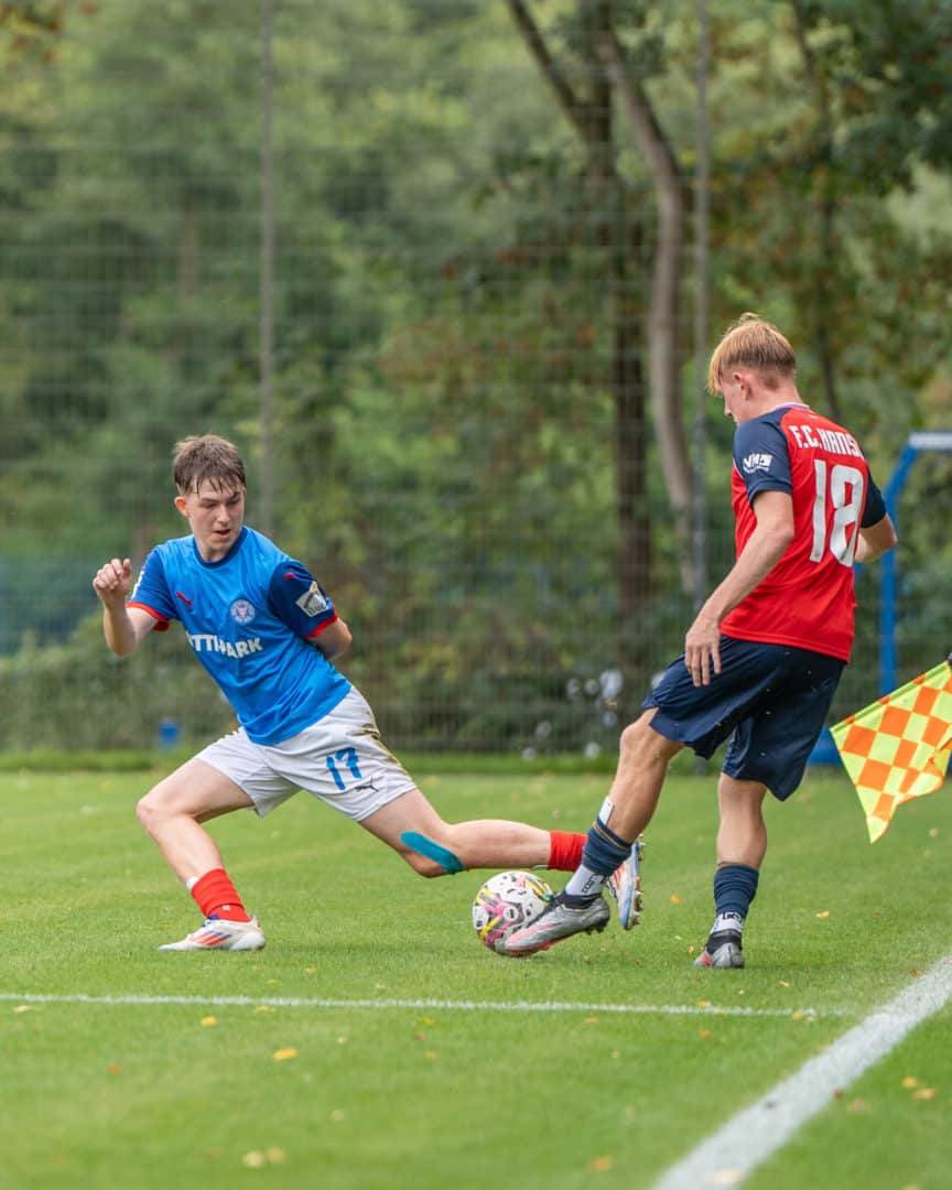 Holstein Kiel U19 Spieler am Ball gegen Hansa Rostock 03