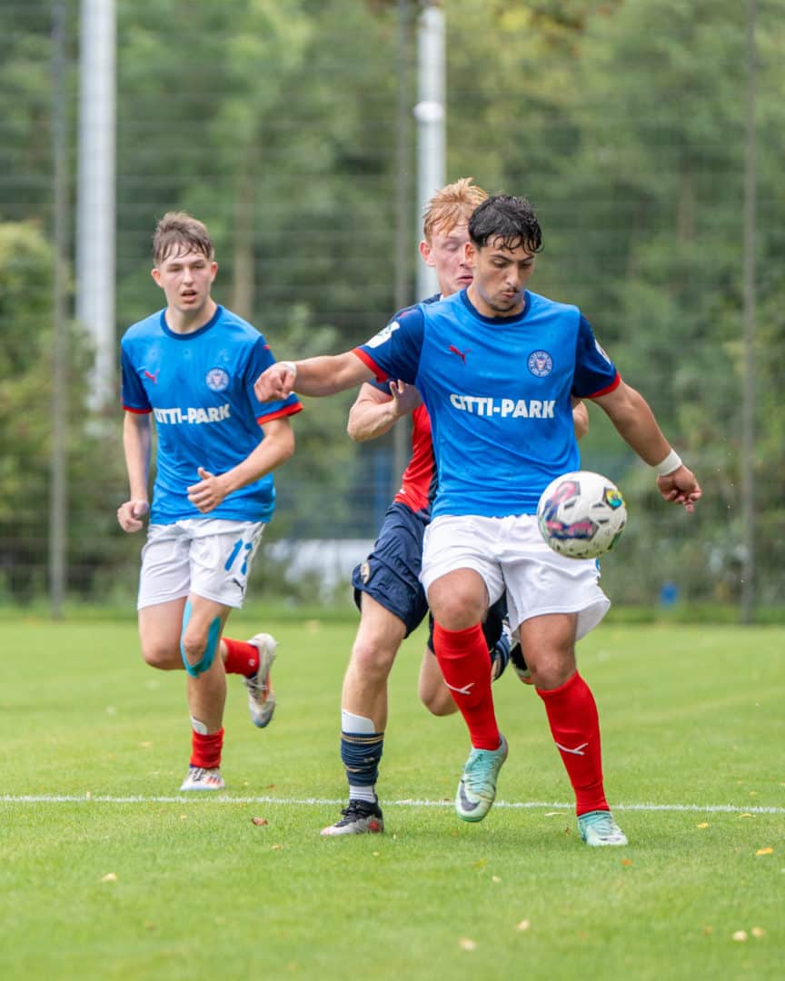 Holstein Kiel U19 Spieler am Ball gegen Hansa Rostock 08