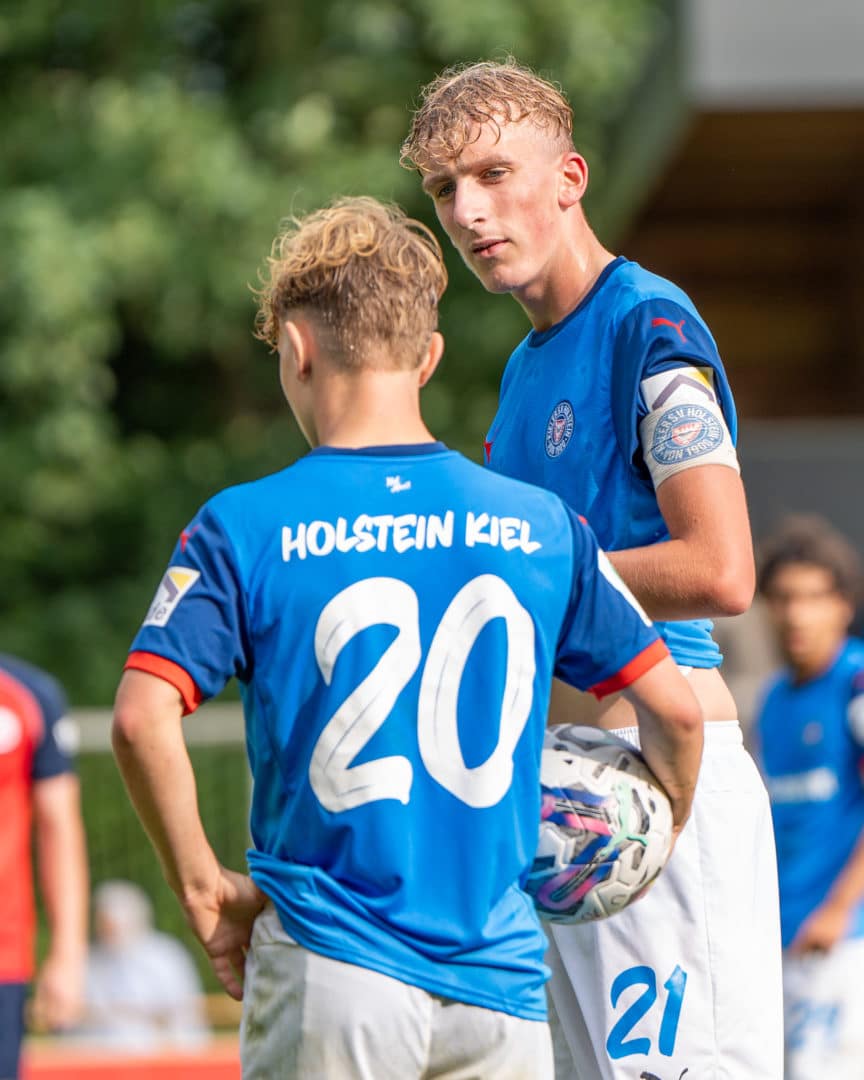 Holstein Kiel U19 Spieler am Ball gegen Hansa Rostock 07