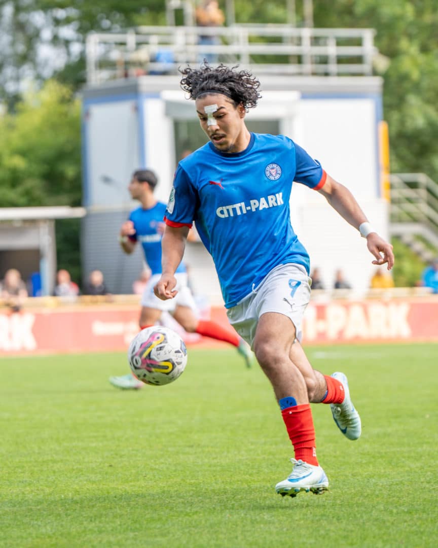 Holstein Kiel U19 Spieler am Ball gegen Hansa Rostock 06