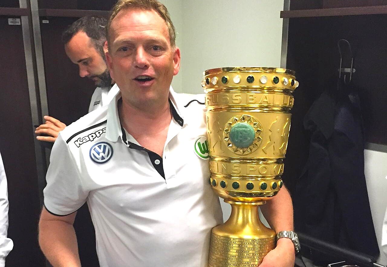 Wolfsburgs Co-Trainer Dirk Bremser 2015 mit dem DFB Pokal.