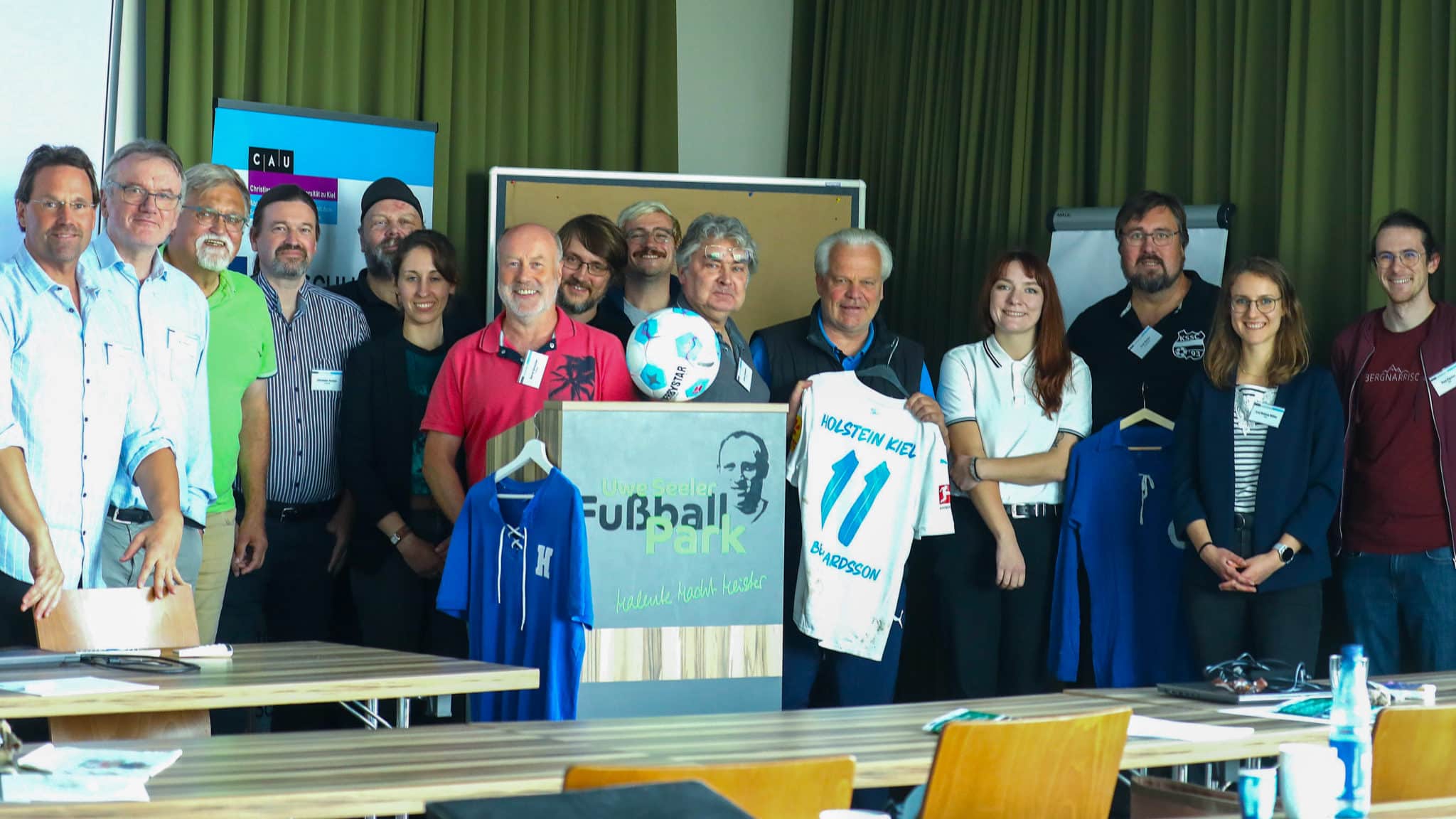 Referenten und Besucher der Fachtagung im Uwe Seeler Fussball Park in Malente