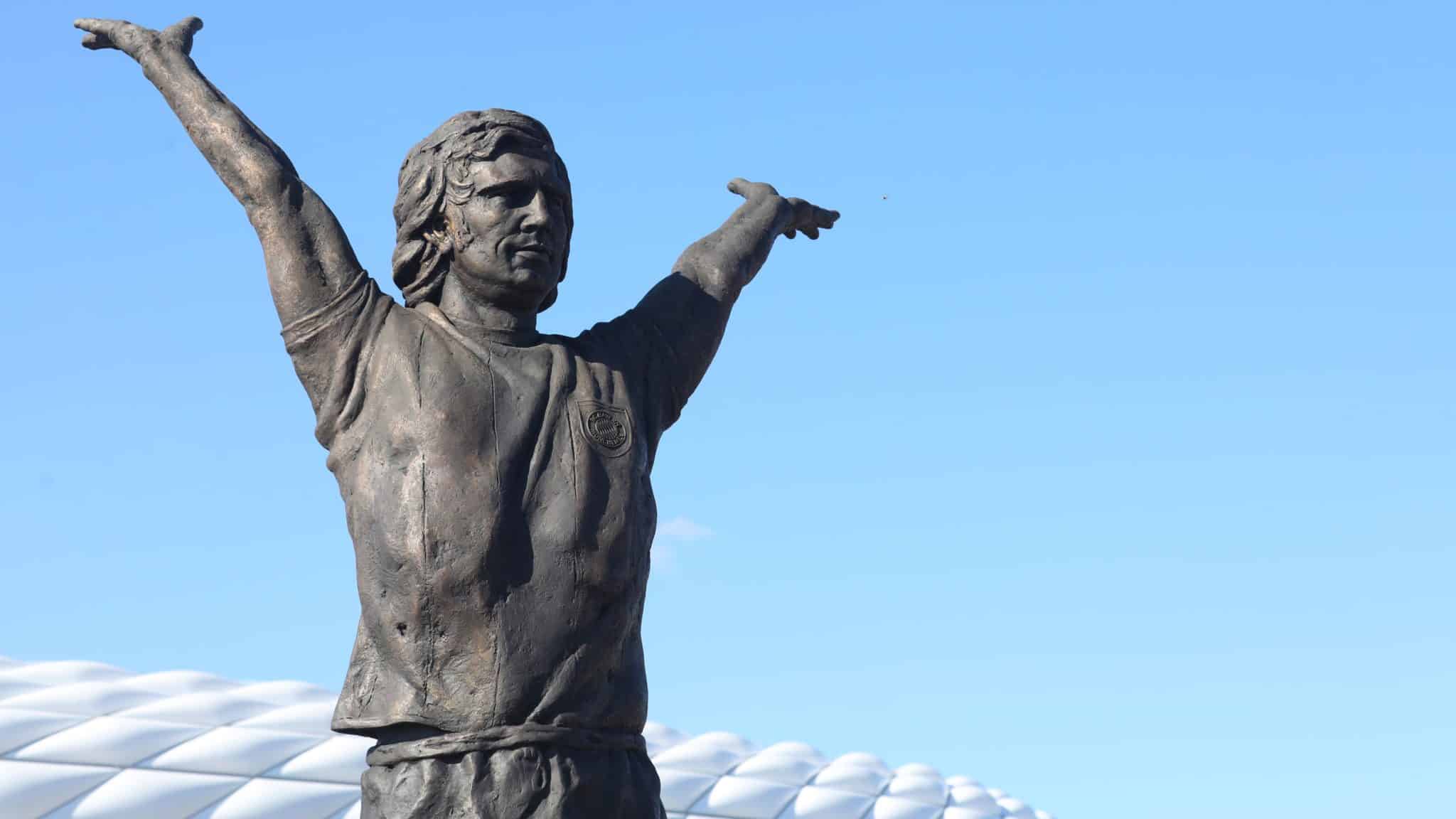 Die Gerd Müller Statue vor der Münchner Allianz Arena