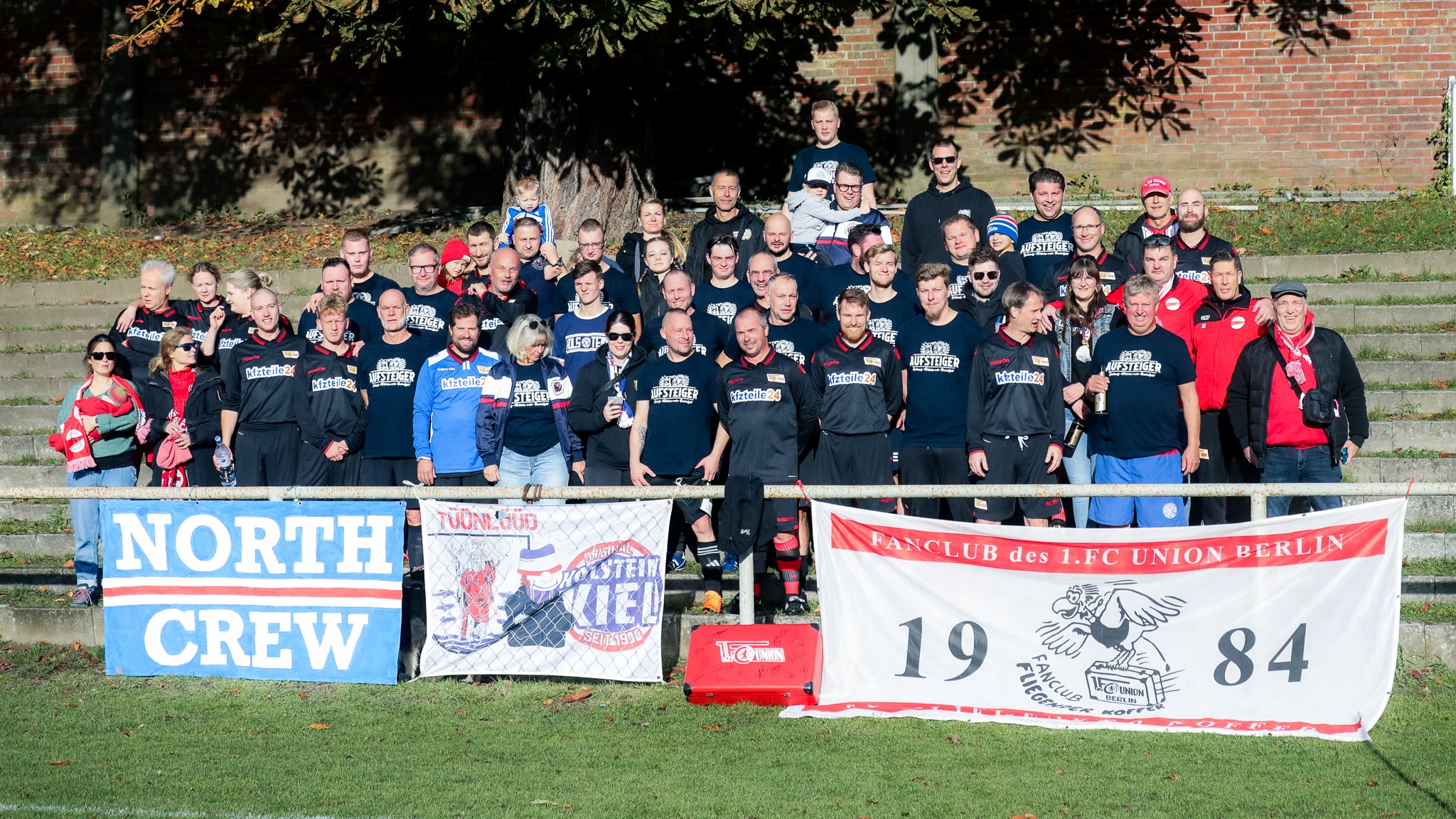 Gruppenfoto der Fans von Union Berlin und Holstein Kiel