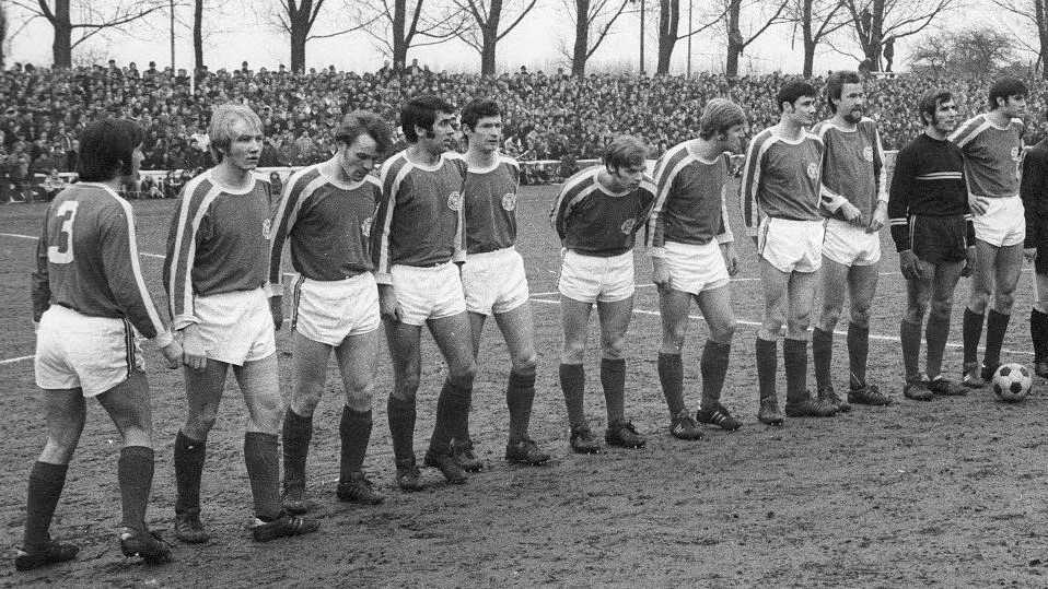 Die Kieler Pokalhelden von 1970 im Holsteinstadion. Die Mannschaft von Holstein Kiel. Im Bild v.l.n.r: Siegmund Saborrosch, Söhnke Koch, Uwe Krüger, Lothar Kanieß, Manfred Medler, Horst Mißfeld, Ulrich Schulz, Rudolf Christiansen, Eberhard Gräf, Torwart Friedemann Paulick, Ulrich Hoffmann.