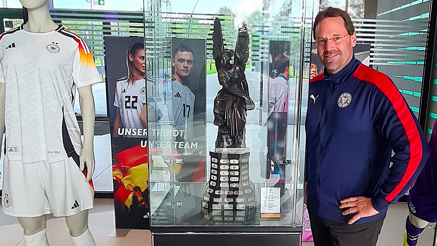 Patrick Nawe mit dem alten Meisterpokal des Deutschen Fußball Bundes-2