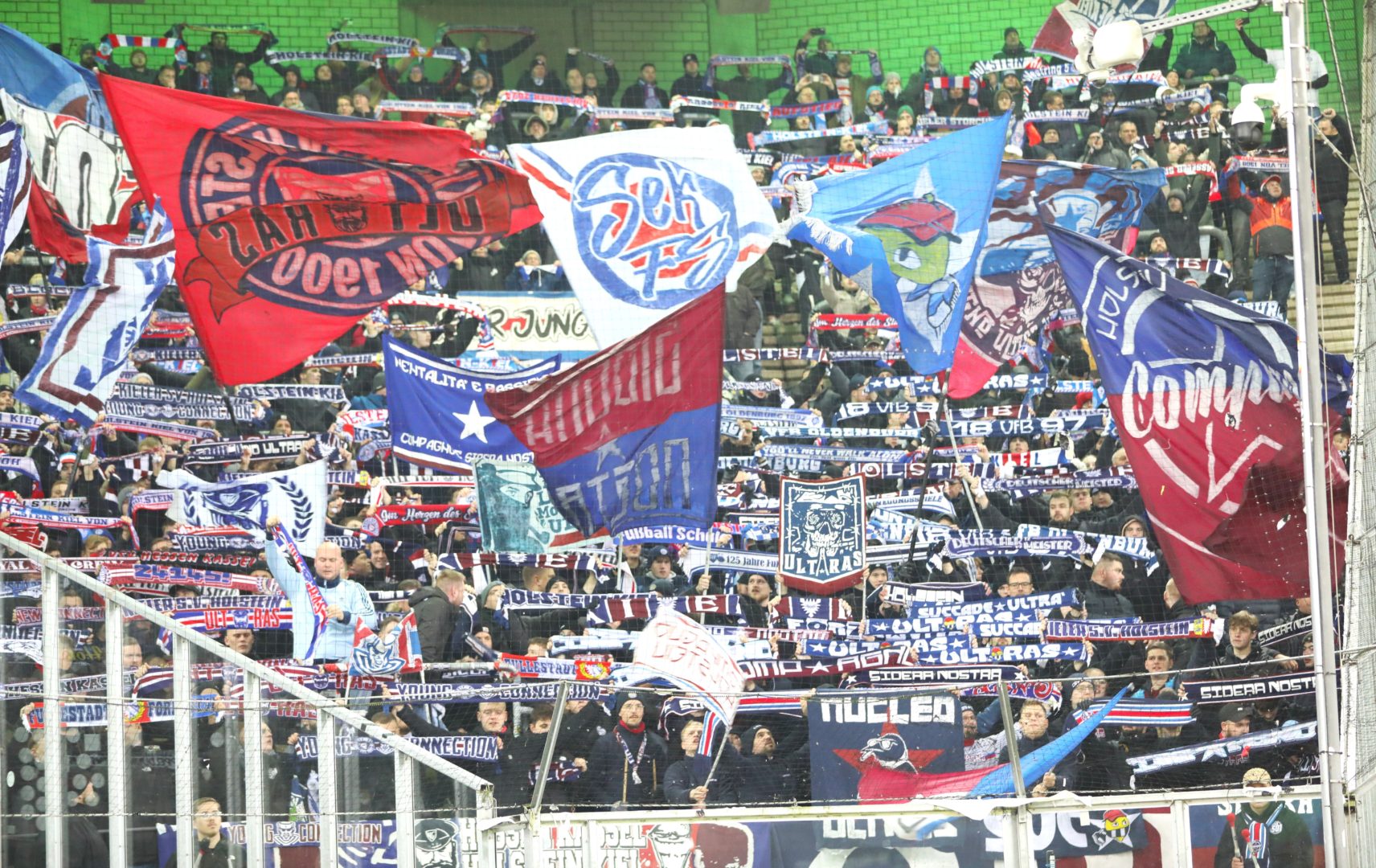 Holstein Fanblock im Borussia Park 06