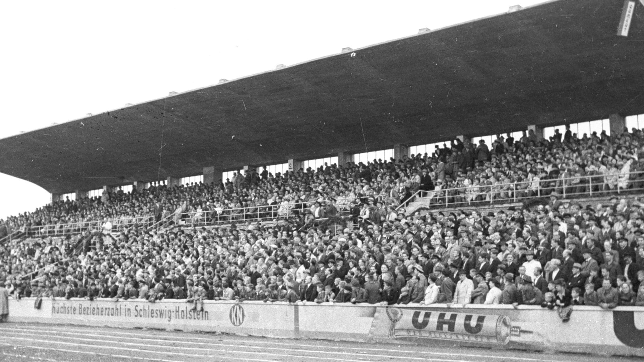 Nur drei Monate nach der Grundsteinlegeung im März 1950 wurde die neue Haupttribüne gegen den FC Schalke 04 eingeweiht